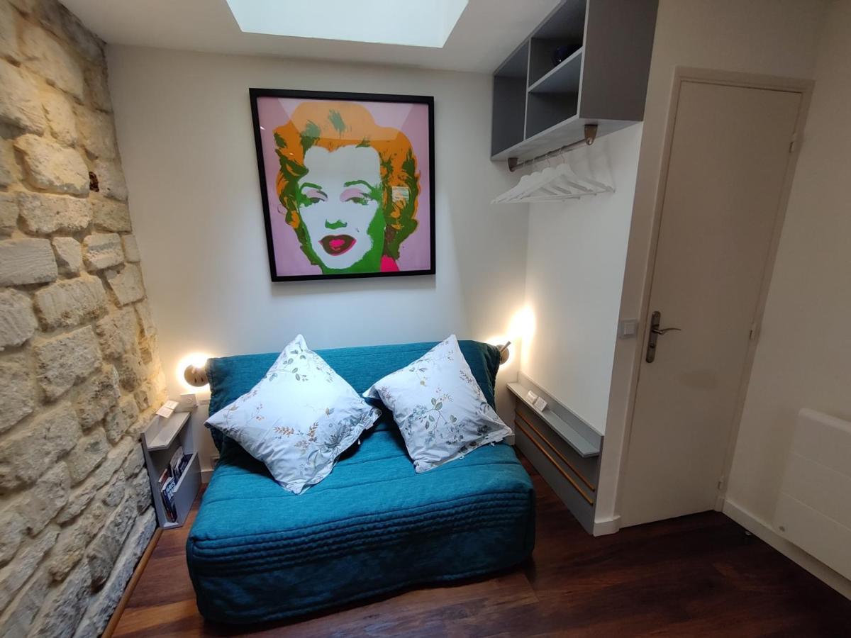 Romantic Tiny House Inside Montmartre Paris Exterior photo