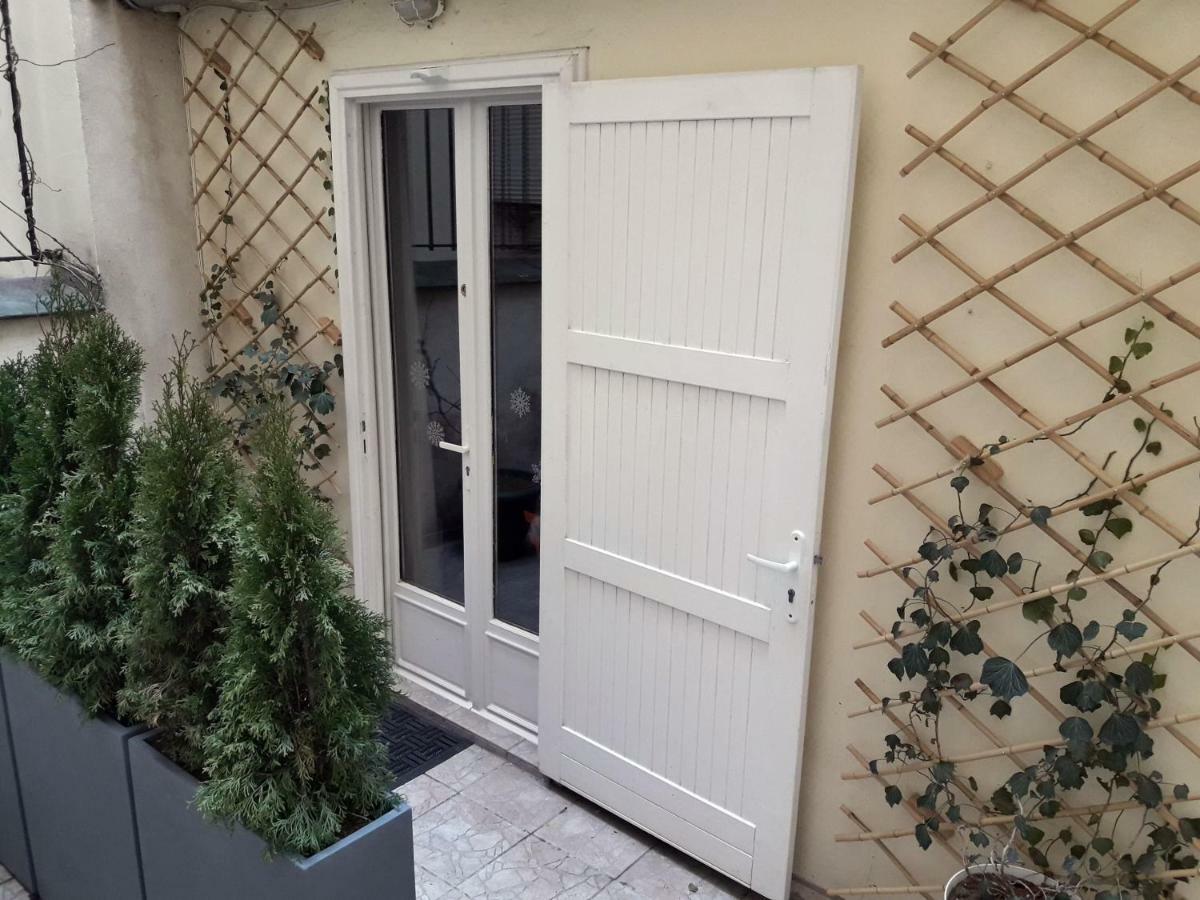 Romantic Tiny House Inside Montmartre Paris Exterior photo